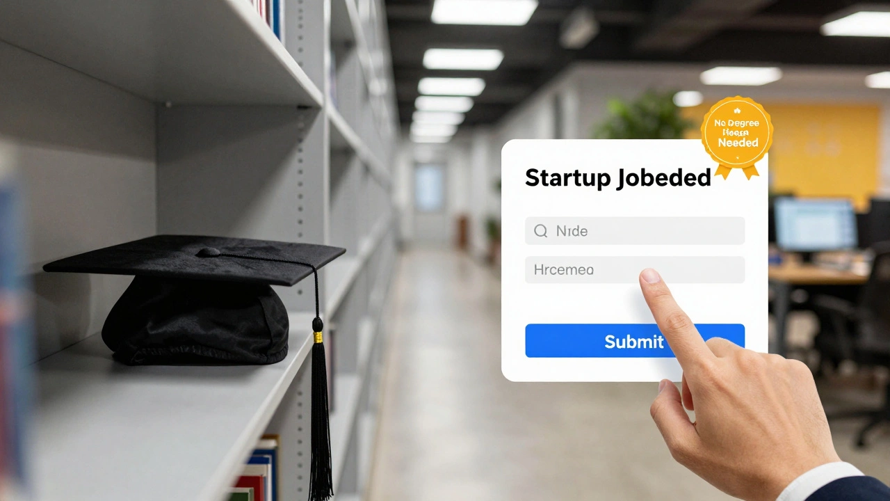 Kontrast: Uni-Abschlussjacke neben Jobbewerbung mit &#039;No Degree Needed&#039;-Badge in technischem Umfeld.